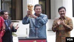 Presiden Susilo Bambang Yudhoyono, mengangkat Piala Dunia FIFA di Jakarta disaksikan Ketua PSSI Nurdin Halid (kiri) dan Menegpora Andi Mallarangeng (foto: dok.)