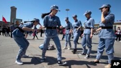 中国民众在天安门广场穿红军服装庆祝节日