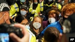 Militan anti-chanjman klimatik Greta Thunberg, mitan, rive nan stasyon tren santral la nan vil Glasgow peyi l'Ekos, Samdi 30 Oct. 2021.