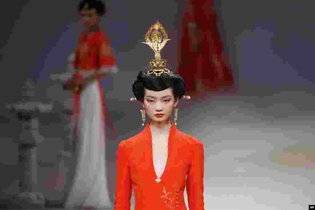 중국 베이징에서 열린&nbsp; 차이나패션주간에서 한 모델이 &#39;천국 가이아&#39;를 주제로 한 디자이너&nbsp;시옹잉 작가의 작품을 선보이고 있다.