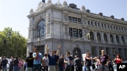 지난달 30일 스페인 은행 앞에서 벌어진 공무원들의 긴축 재정 반대 시위.