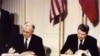 Le président Ronald Reagan et le président soviétique Mikhaïl Gorbatchev signent le Traité sur les armes nucléaires de portée intermédiaire, Maison-Blanche, le 8 décembre 1987.