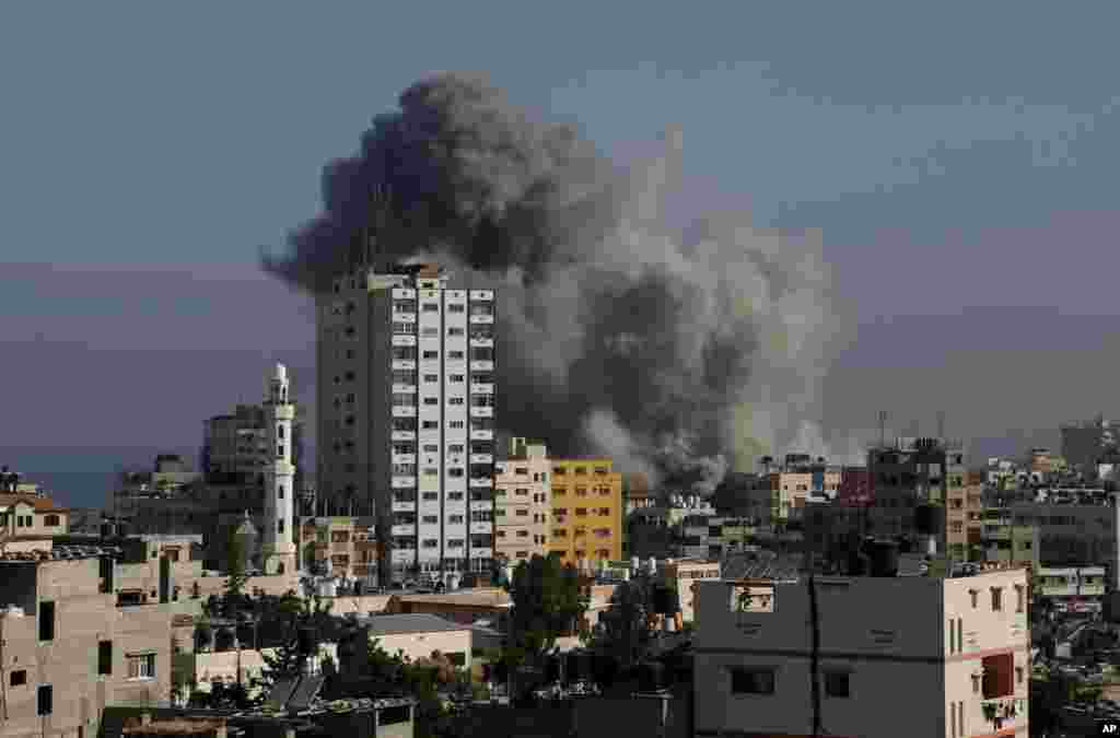 Asap dan api dari ledakan serangan Israel membumbung di atas kota Gaza di tengah-tengah serangan udara selama lebih dari tiga minggu dalam pertempuran antara Israel-Hamas fighting, 30 Juli 2014.