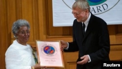 FILE - Mafron Ejigayehu (L) receives the Right Livelihood Award widely known as the Alternative Nobel Prize, on behalf of Catherine Hamlin of Ethiopia, from the founder of the prize journalist and professional philatelist Jakob von Uexkull at a ceremony i