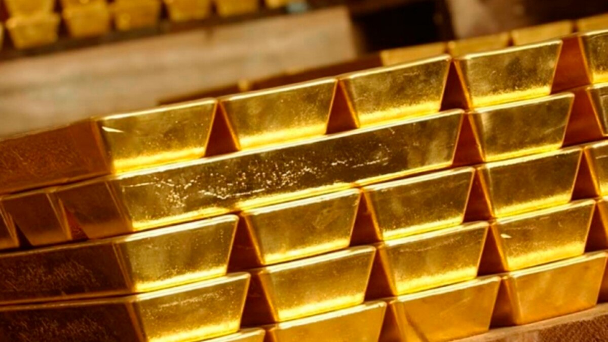 Russian Runway Littered with Gold Bars as Plane Loses Cargo