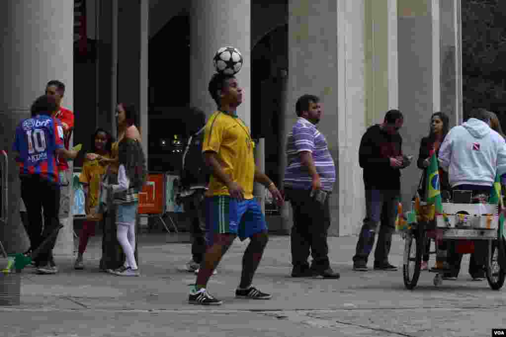 As ruas de São Paulo respiram Mundial, apesar dos protestos que marcaram o início do campeonato mundial de futebol. Brasil, Junho 14, 2014