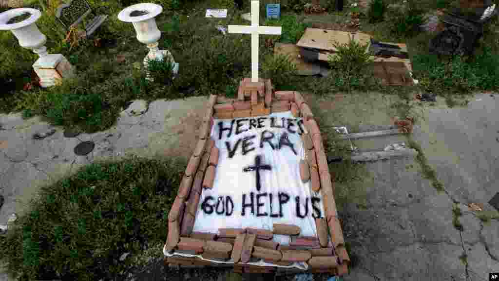 Ici repose Vera Smith, décédé à la suite de l&#39;ouragan Katrina il y a une décennie, a vécu à la Nouvelle Orléans. 12 août 2015.