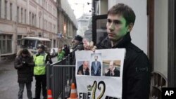 A protester holds a placard during a lone picket outside the Central Election commission in Moscow, March 1, 2012. 