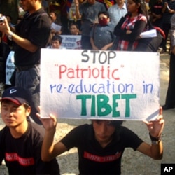 A Tibetan takes part in a demonstration against China near the Chinese embassy in New Delhi November 16, 2011 (VOA Photo/Tsering Wangyal).