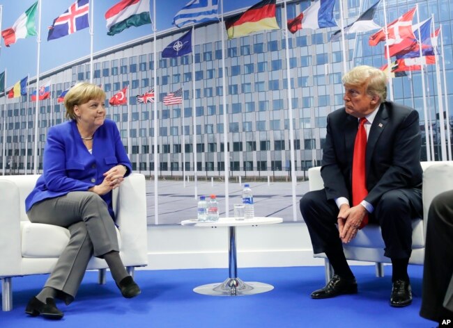 El presidente Donald Trump y la canciller alemana Angela Merkel durante su reunión bilateral, el miércoles 11 de julio de 2018 en Bruselas, Bélgica. (AP Photo / Pablo Martinez Monsivais).