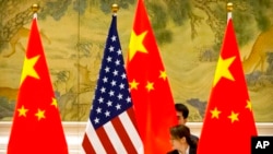 Bendera Amerika Serikat dan China sebelum negosiasi dagang antara kedua negara, di Beijing, China, 14 Februari 2019.