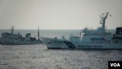 日本海上保安廳公開最近與中國海警艦艇在東中國海對峙的圖片(美國之音歌藍拍攝)