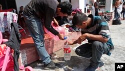 Central American migrants traveling in a caravan to the U.S. collect water as they rest at the San Francisco Catholic church in Tonala, Chiapas State, Mexico, April 23, 2019.