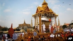 Đoàn xe chở linh cữu của cố Quốc vương Norodom Sihanouk được rước qua các đường phố của thủ đô đến đài hỏa thiêu, ngày 1/2/2013.