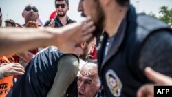 La police turque arrête un manifestant participant au rassemblement du 1er mai 2018 du côté anatolien d'Istanbul à Maltepe.