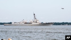 امریکی جنگی جہاز نے کشتی کو تحویل میں لیا — فائل فوٹو
