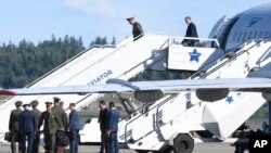 Delegasi Rusia bersama Jenderal Valery Gerasimov (menuruni tangga pesawat), tiba di bandara Helsinki-Vantaa, Finladia, 8 Juni 2018. 