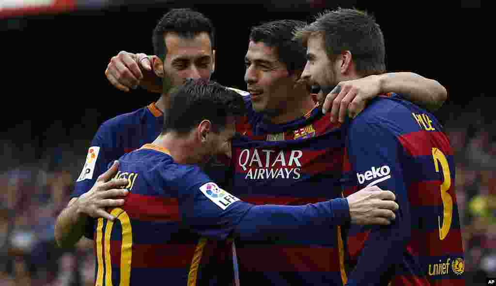 Le FC Barcelone à pulveriser l'Espagnol Barcelone grâce notamment à un doublé de Luis Suarez (5-0). Les Blaugrana conservent la tête de la Liga. Le 8 mai 2016.