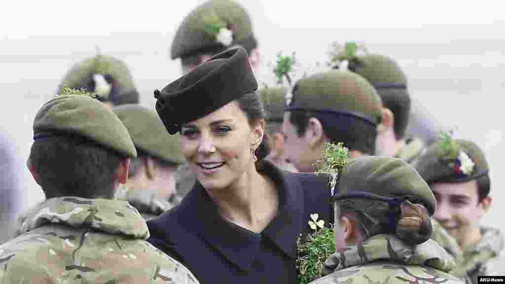 La Britannique Kate, la duchesse de Cambridge rencontrent un régiment de cadets lors d&#39;une visite au 1er Bataillon de la garde irlandaise lors du défilé de la Saint-Patrick à Mons Barracks, Aldershot, en Angleterre, 17 Mars 2015.