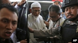 Ailing radical cleric Abu Bakar Bashir, center, arrives for medical treatment at Cipto Mangunkusumo Hospital in Jakarta, Indonesia, March 1, 2018. Bashir, who was the spiritual leader of the Bali bombers and the force behind a jihadist training camp in 2010, has been transferred from prison to the hospital.