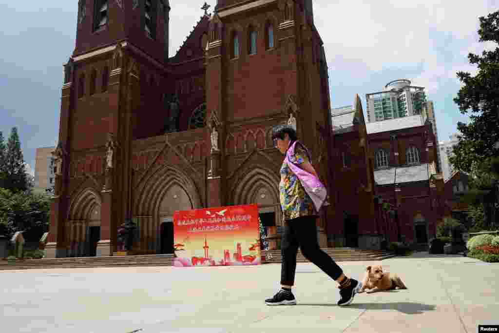 中华人民共和国成立69周年国庆节前，在上海徐家汇圣伊格纳修斯大教堂外，有关于升国旗仪式的牌子，该教堂是国家认可的天主教堂。