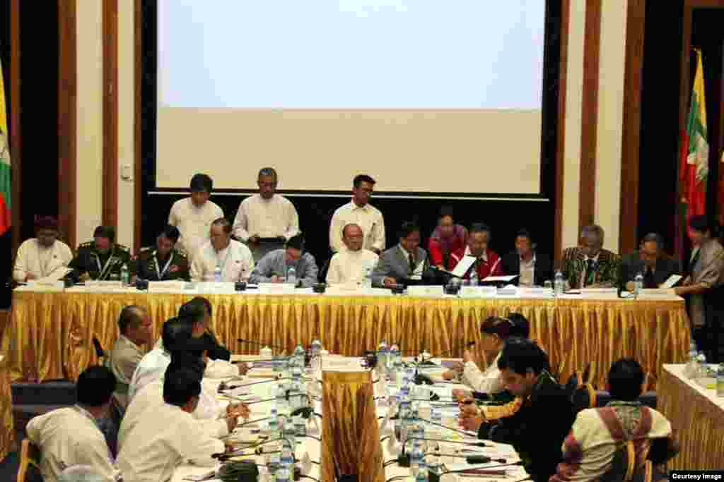 သမၼတဦးသိန္းစိန္ေရွ႕ေမွာက္မွာ ၃၁ ရက္ မတ္လ ၂၀၁၅ ခုႏွစ္က တႏုိင္ငံလံုးအပစ္အခတ္ရပ္စဲေရး သေဘာတူစာခ်ဳပ္မူၾကမ္းကို ႏွစ္ဘက္ကိုယ္စားလွယ္ေခါင္းေဆာင္ေတြ အတည္ျပဳ လက္မွတ္ေရးထိုးခဲ့ၾကစဥ္ (ဓာတ္ပံု - ျမန္မာၿငိမ္းခ်မ္းေရးစင္တာ)