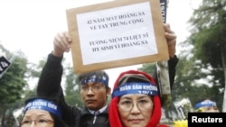 Người dân Việt Nam tham gia lễ tưởng niệm chiến sỹ hy sinh bảo vệ Hoàng Sa trong cuộc chiến chống Trung Quốc. Tiến sỹ Trần Công Trục nói Trung Quốc cũng cần phải công nhận điều này.