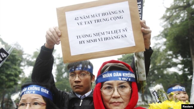 Người dân Việt Nam tham gia lễ tưởng niệm chiến sỹ hy sinh bảo vệ Hoàng Sa trong cuộc chiến chống Trung Quốc. Tiến sỹ Trần Công Trục nói Trung Quốc cũng cần phải công nhận điều này.