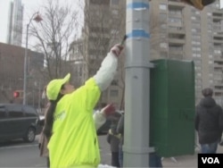 商業改進區清潔工人王春艷清理唐人街的路面環境