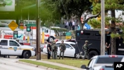 Para penegak hukum berkumpul dekat Community First Credit Union bank, Kamis, 1 Desember 2016 di Jacksonville, Florida dimana seorang perampok menyandera beberapa orang (foto: AP Photo/Gary McCullough)