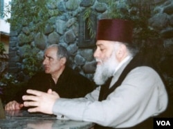 მარცხნივ - თენგიზ ასანიძე, აბაშიძის პირადი პატიმარი, ციხიდან გათავისუფლების შემდეგ, 2004 წლის აპრილი