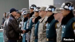 Wakil Presiden Amerika Joe Biden berjabat tangan dengan prajurit Korea Selatan dan Amerika di Panmunjom, 7 Desember 2013. 