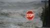 Bão Isaac mang gió và sóng mạnh vượt qua đập ngăn biển và làm ngập cả Đại lộ South Beach ở Waveland, bang Mississippi, Mỹ