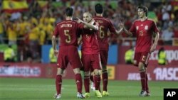 El equipo español celebra tras anotar un gol en un partido amistoso frente a Bolivia la víspera en Sevilla.