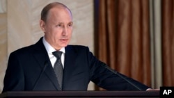Presiden Vladimir Putin hari Kamis (26/3) menuduh Barat berusaha untuk mengacaukan negaranya.
