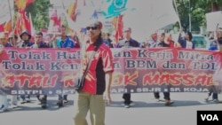Sekitar 700 buruh melakukan aksi di depan Istana Negara Jakarta, menolak rencana kenaikan harga BBM 1 April 2012, Selasa (21/3).