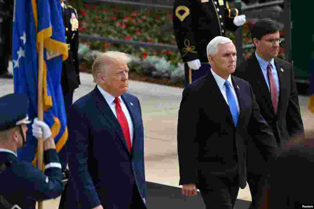 پرزیدنت ترامپ، مایک پنس معاون او و مارک اسپر وزیر دفاع آمریکا به مناسبت &laquo;روز یادبود&raquo; در گورستان ملی آرلینگتن حاضر شدند.
