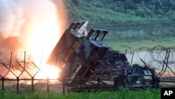 L'armée américaine a lancé un missile lors de l'exercice militaire conjoint avec l’armée sud-coréenne dans un lieu non divulgué en Corée du Sud, samedi 29 juillet 2017.