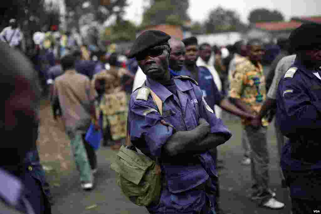 Polisi wa taifa wa Congo (PNC) wakusanyika tena kwenye uwanja wa mpira kupata amri kutoka makamanda wao, Goma, Congo, December 3, 2012. 