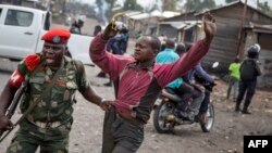 Muandamanaji akikamatwa na polisi wa kikosi maalum cha kupambana na ghasia.