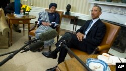 ປະທານາທິບໍດີ Barack Obama ພົບປະກັບ ປະທານາທິບໍດີ ໄລບີເຣຍ ທ່ານນາງ Ellen Johnson Sirleaf ທີ່ທຳນຽບຂາວ.