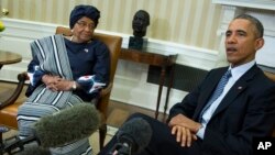 Le président Barack Obama, à gauche, parlant d'Ebola avec la présidente libérianne, Ellen Jonhson Sirleaf, au salon oval, à la Maison Blanche, à Washington, le 27 février 2015.