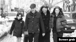 Džezeri Rale i Alma Mićić sa decom u Njujorku, u promotivnom spotu za album "Only Love Will Stay".