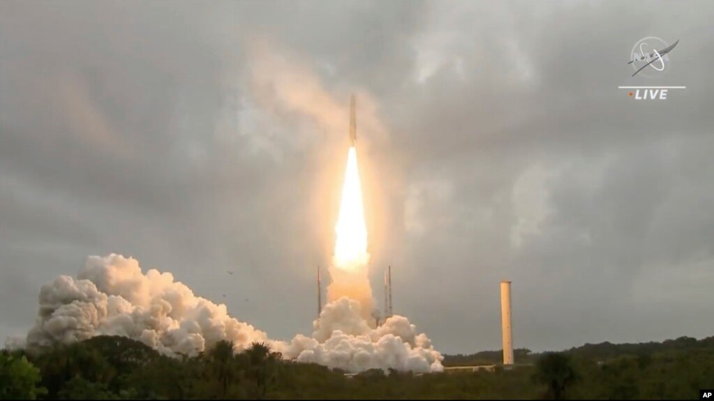 在美国国家航空航天局(NASA)发布的这张照片中,搭载NASA詹姆斯·韦伯太空望远镜的阿丽亚娜5型火箭于2021年12月25日在法属圭亚那欧洲航天发射中心发射升空。