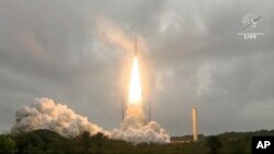 Na snimu koji je objavila NASA, raketa Arian 5 sa svemirskim teleskopom James Webb polijeće iz Svemirskog centra u Francuskoj Gvijani, 25. decembra 2021.
