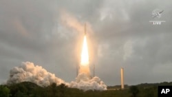 在美国国家航空航天局（NASA）发布的这张照片中，搭载NASA詹姆斯·韦伯太空望远镜的阿丽亚娜5型火箭于2021年12月25日在法属圭亚那欧洲航天发射中心发射升空。