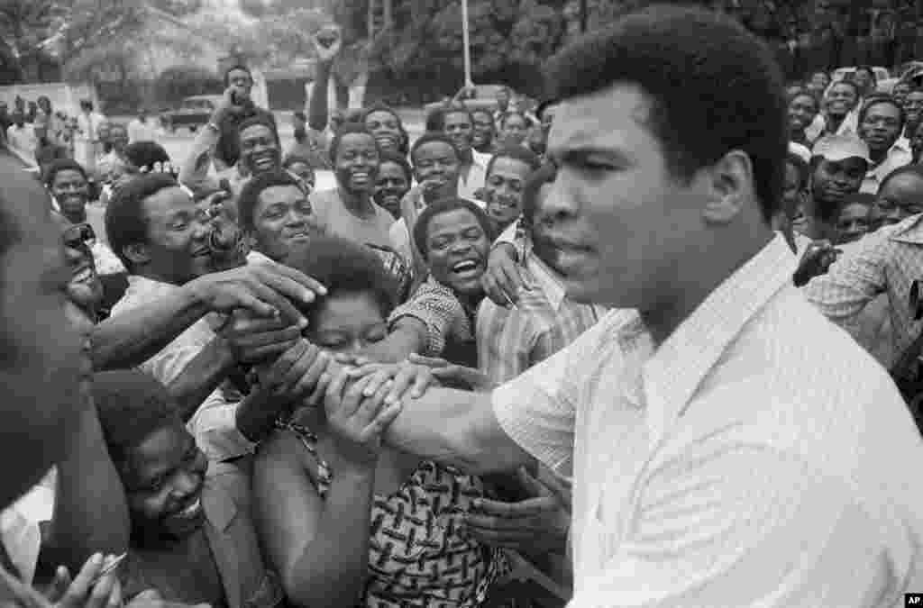 El 17 de septiembre de 1974, Muhammad Ali es recibido en el centro de Kinshasa, Zaire, para luchar contra George Foreman.