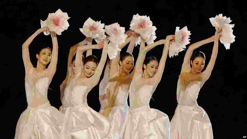 Dancers perform during the closing ceremony of the 17th Asian Games in Incheon, South Korea, Oct. 4, 2014. 