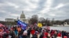 Pendukung Presiden AS Donald Trump berbaris melalui jalan-jalan kota saat mereka menuju Gedung Capitol di Washington DC pada 6 Januari 2021. (Foto: AFP)