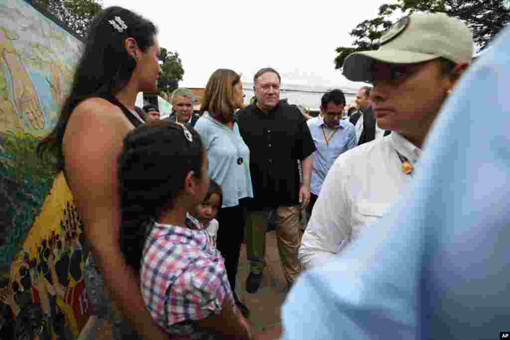 آقای پمپئو یکشنبه عصر از سکونتگاه مهاجران و آوارگان از رژیم مادورو در شهر مرزی&nbsp;&laquo;کوکوتا&raquo; در کلمبیا دیدار کرد.